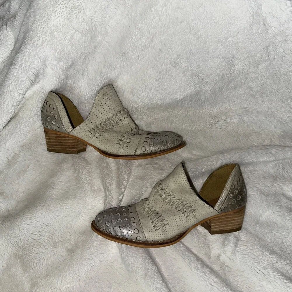 Rebels 6.5 Western Cutout Low Heel Leather Bootie Silver Ivory Festival Boho‎